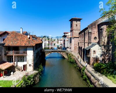 Francia, Pirenei Atlantiques, Paese Basco, Saint Jean Pied de Port, il Vecchio Ponte sul Fiume Nive di Béhérobie e la chiesa dell'assunzione o la Cattedrale di Notre Dame du Bout du Pont (vista aerea) Foto Stock