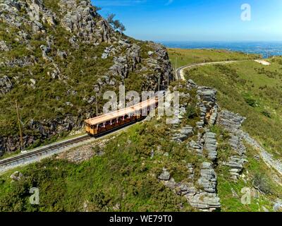 Francia, Pirenei Atlantiques, Paese Basco, Ascain, La Rhune, il treno Rhune, trenino a cremagliera (vista aerea) Foto Stock