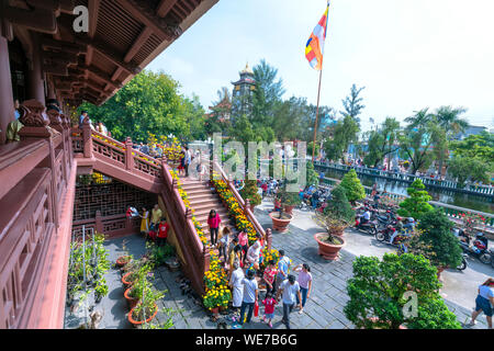 Tempio di architettura in mattinata il nuovo anno lunare decorate fiori cortile anteriore attratto buddisti visita culturale in spirituale di Ho Chi Minh, Vietnam Foto Stock