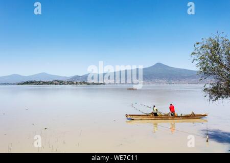 Messico, Michoacan stato, Ucazanasztacua, un paio di pesca con un netto prima Pacanda isola sul Lago Patzcuaro Foto Stock