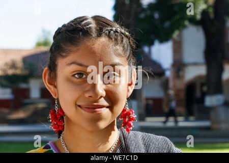Messico, Michoacan stato, Patzcuaro, giovane donna ritratto Foto Stock