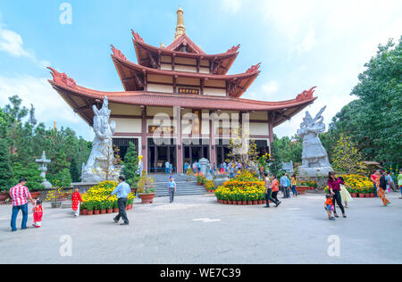 Tempio di architettura in mattinata il nuovo anno lunare decorate fiori cortile anteriore attratto buddisti visita culturale in spirituale di Ho Chi Minh, Vietnam Foto Stock