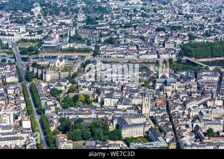 Francia, Maine et Loire, la Valle della Loira sono classificati come patrimonio mondiale dall' UNESCO, Angers, la città, il castello, Saint Aubin tower e Saint Maurice cattedrale (vista aerea) Foto Stock