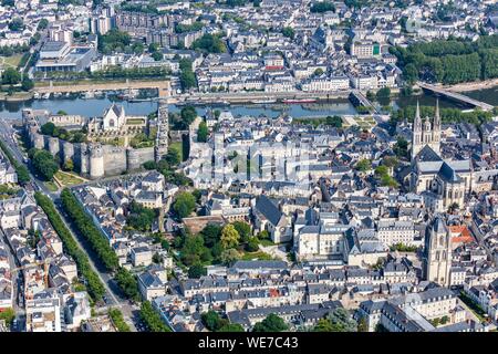 Francia, Maine et Loire, la Valle della Loira sono classificati come patrimonio mondiale dall' UNESCO, Angers, la città, il castello, Saint Aubin tower e Saint Maurice cattedrale (vista aerea) Foto Stock