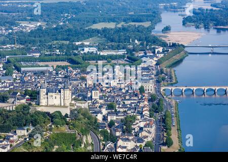 Francia, Maine et Loire, la Valle della Loira sono classificati come patrimonio mondiale dall' UNESCO, Saumur, la città ed il castello vicino al fiume Loira (vista aerea) Foto Stock