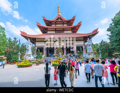 Tempio di architettura in mattinata il nuovo anno lunare decorate fiori cortile anteriore attratto buddisti visita culturale in spirituale di Ho Chi Minh, Vietnam Foto Stock