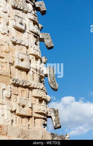 Messico, Yucatan Stato, Uxmal, elencato come patrimonio mondiale dall UNESCO, il monastero un quadrangolo Chaac dio della rappresentazione di pioggia Foto Stock