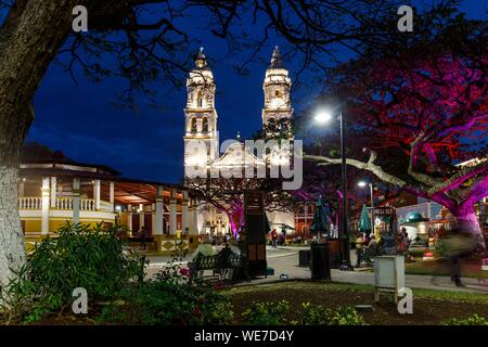 Messico, stato di Campeche, Campeche, città fortificata elencati come patrimonio mondiale dall'UNESCO, la piazza principale e la Nuestra Senora de la Purisima Concepcion cattedrale di notte Foto Stock