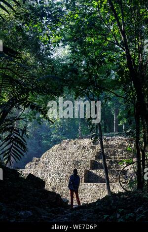 Messico, Chiapas, Yaxchilan, Maya sito archeologico, una piramide nella foresta tropicale Foto Stock