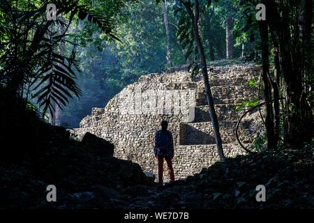 Messico, Chiapas, Yaxchilan, Maya sito archeologico, una piramide nella foresta tropicale Foto Stock
