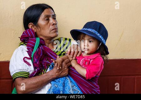 Messico, Chiapas, Comitan de Dominguez, amerindian donna con sua figlia Foto Stock