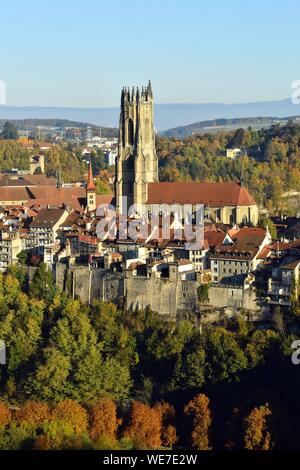 La Svizzera, nel Cantone di Friburgo, Friburgo, le fortificazioni e San Nicolas Cathedral Foto Stock