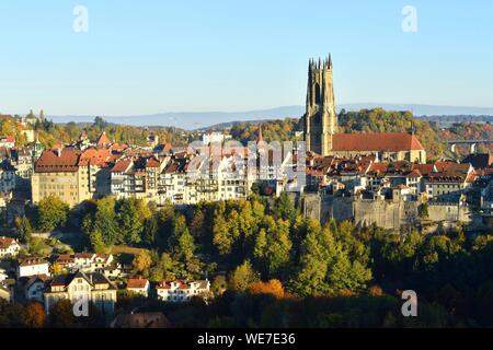 La Svizzera, nel Cantone di Friburgo, Friburgo, le fortificazioni e San Nicolas Cathedral Foto Stock