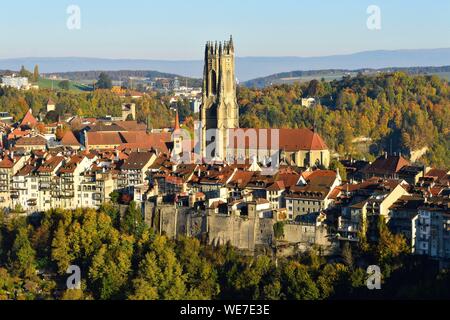 La Svizzera, nel Cantone di Friburgo, Friburgo, le fortificazioni e San Nicolas Cathedral Foto Stock