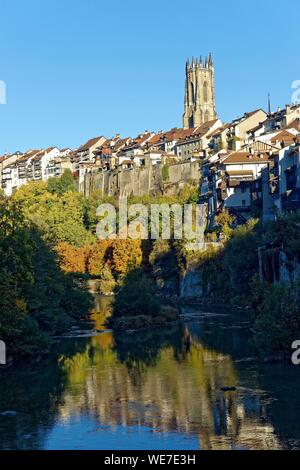 La Svizzera, nel Cantone di Friburgo, Friburgo, Sarine River (fiume Saane) banche, vista da fortificazioni e San Nicolas Cathedral Foto Stock