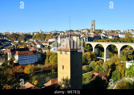 La Svizzera, nel Cantone di Friburgo, Friburgo, le fortificazioni, San Nicolas Cattedrale e Zaehringen ponte (Zähringerbrücke) sulla Sarine River (fiume Saane) Foto Stock