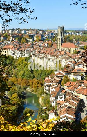 La Svizzera, nel Cantone di Friburgo, Friburgo, Sarine River (fiume Saane) banche, vista da fortificazioni e San Nicolas Cathedral Foto Stock