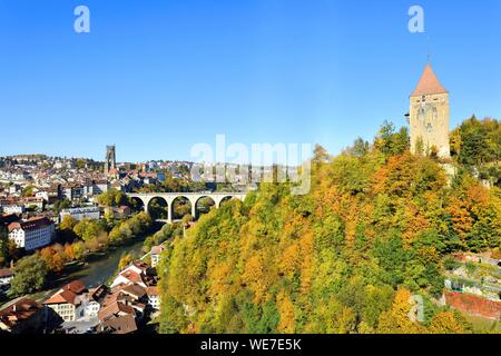 La Svizzera, nel Cantone di Friburgo, Friburgo, le fortificazioni, San Nicolas Cattedrale e Zaehringen ponte (Zähringerbrücke) sulla Sarine River (fiume Saane) Foto Stock