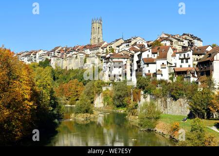 La Svizzera, nel Cantone di Friburgo, Friburgo, Sarine River (fiume Saane) banche, vista da fortificazioni e San Nicolas Cathedral Foto Stock