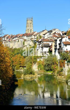 La Svizzera, nel Cantone di Friburgo, Friburgo, Sarine River (fiume Saane) banche, vista da fortificazioni e San Nicolas Cathedral Foto Stock