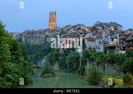 La Svizzera, nel Cantone di Friburgo, Friburgo, Sarine River (fiume Saane) banche, fortificazioni e San Nicolas Cathedral Foto Stock