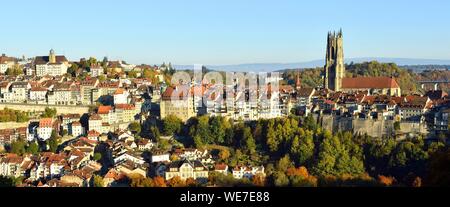 La Svizzera, nel Cantone di Friburgo, Friburgo, le fortificazioni e San Nicolas Cathedral Foto Stock