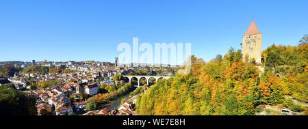 La Svizzera, nel Cantone di Friburgo, Friburgo, le fortificazioni, San Nicolas Cattedrale e Zaehringen ponte (Zähringerbrücke) sulla Sarine River (fiume Saane) Foto Stock