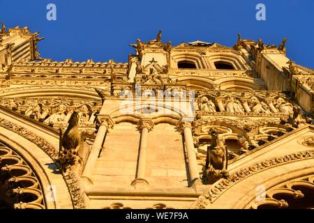 Francia, Somme, Amiens, la cattedrale di Notre Dame, gioiello dell'arte gotica, classificato come patrimonio mondiale dall'UNESCO, la facciata occidentale, doccioni Foto Stock
