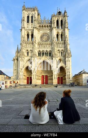 Francia, Somme, Amiens, la cattedrale di Notre Dame, gioiello dell'arte gotica, classificato come patrimonio mondiale dall'UNESCO, la facciata occidentale Foto Stock