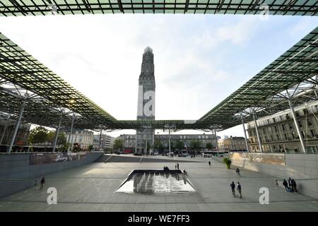 Francia, Somme, Amiens, Alphonse Fiquet square, Perret torre realizzata con cemento armato progettato dall architetto Auguste Perret, inaugurato nel 1952 e il tetto in vetro della stazione ferroviaria dall'architetto Claude Vasconi Foto Stock