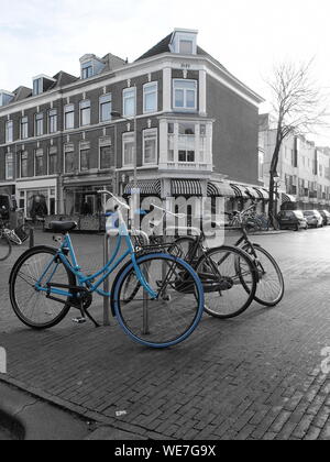 L'Aia, Paesi Bassi - 28 Gennaio 2019: blu in bicicletta in una zona residenziale di La Hague Foto Stock