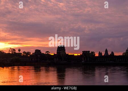 Cambogia Angkor sulla lista del Patrimonio Mondiale dell'UNESCO, Angkor Vat tempio, costruito nel XII secolo da re Suryavarman II, sunrise Foto Stock