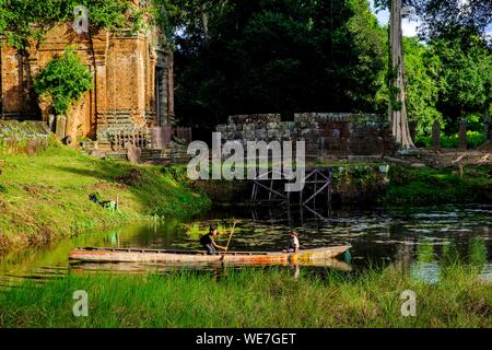 Cambogia, Preah Vihear provincia, tempio complesso di Koh Ker, datata 9 al 12 secolo, il tempio di Prasat Thom o Prasat Kompeng, bambini che giocano nel fossato Foto Stock