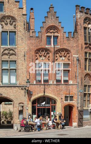 Belgio Fiandre Occidentali, Bruges, centro storico elencati come patrimonio mondiale dall' UNESCO, Jan Van Eyck square, facciate in mattoni con timpani con gradino Foto Stock