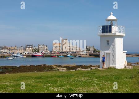 Francia, Manche, Cotentin, Barfleur, denominata Les Plus Beaux Villages de France (i più bei villaggi di Francia), Porto e chiesa Saint Nicolas costruita a partire dal XVII secolo al XIX secolo Foto Stock