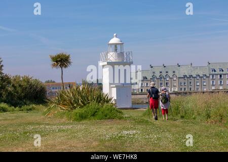 Francia, Manche, Cotentin, Barfleur, denominata Les Plus Beaux Villages de France (i più bei villaggi di Francia), porta le luci di ingresso Foto Stock