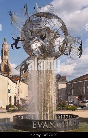 Francia, Vendee, Saint Laurent sur Sevre, città santa della Vandea, fontana e san Luigi Maria Grignion de Montfort basilica in background Foto Stock