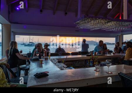 West Indies, Isole Vergini Britanniche, Tortola Island, sulla canna Garden Beach famosa Quitos bar dove gli ospiti possono godersi il tramonto sulle barche al di ancoraggio Foto Stock