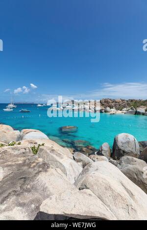 West Indies, Isole Vergini Britanniche, Virgin Gorda Isola, bagni, bagni spiaggia vista, barche a vela all'ancoraggio, in primo piano le tipiche rocce che circondano le paradisiache area nuoto Foto Stock