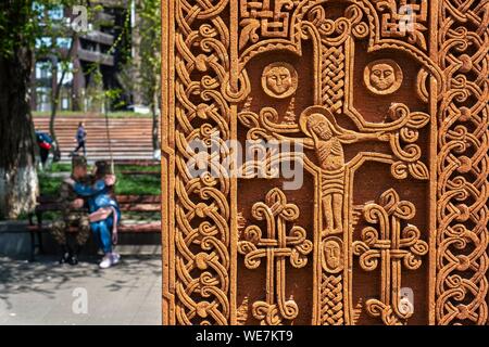 Armenia, Yerevan, open-air mostra chiamata genocidio culturale : simbolo di Khachkars (cross pietre scolpite memorial stele) nel parco situato in corrispondenza della giunzione di Nalbandyan e strade Hanrapetutyan Foto Stock