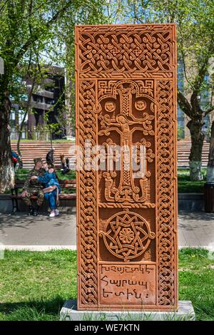 Armenia, Yerevan, open-air mostra chiamata genocidio culturale : simbolo di Khachkars (cross pietre scolpite memorial stele) nel parco situato in corrispondenza della giunzione di Nalbandyan e strade Hanrapetutyan Foto Stock