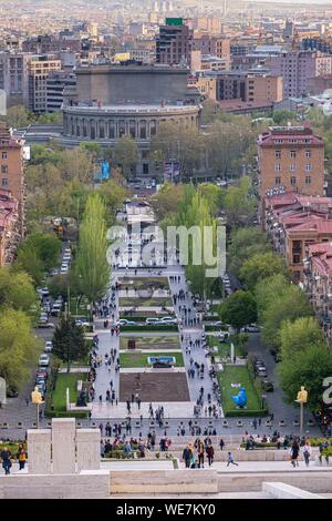 Armenia, Yerevan, panorama dalla cima della cascata, enorme scalinata di 572 gradini costruiti negli anni settanta, con giardini terrazzati, fontane e sculture Foto Stock