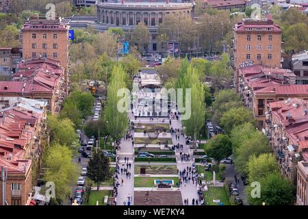 Armenia, Yerevan, panorama dalla cima della cascata, enorme scalinata di 572 gradini costruiti negli anni settanta, con giardini terrazzati, fontane e sculture Foto Stock