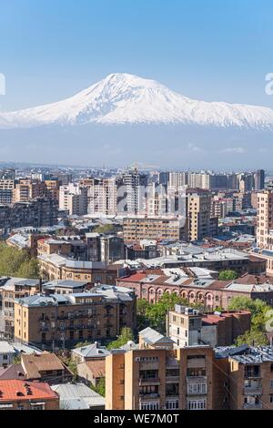 Armenia, Yerevan, panorama dalla cima della cascata, enorme scalinata di 572 gradini costruiti negli anni settanta, con giardini terrazzati, fontane e sculture, il monte Ararat in background Foto Stock