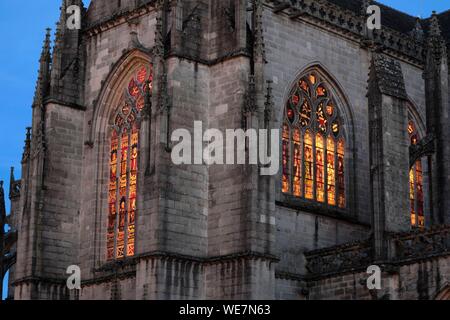 Francia, Finisterre, Quimper, Place Saint Corentin, Saint Corentin cattedrale del XIII secolo, lato sud, finestre di vetro macchiate, illuminazioni di sera Foto Stock