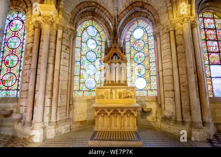 Francia, Seine Saint Denis, Saint Denis, la Basilica Cattedrale di Saint Peregrine Cappella radiante, finestre di vetro colorato della vita di Mosè (sinistra) e allegorie di San Paolo (destra) Foto Stock