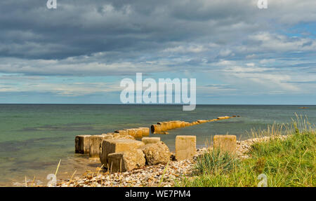 LOSSIEMOUTH MORAY COAST Scozia i blocchi di calcestruzzo dalla II GUERRA MONDIALE SULLA SPIAGGIA ED IN MARE Foto Stock