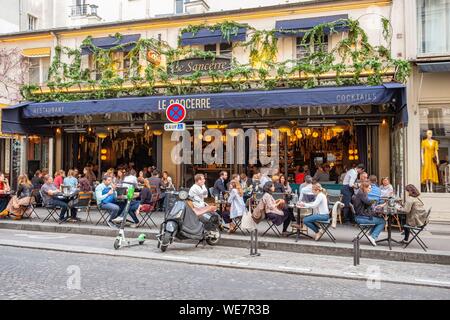 Francia, Parigi, quartiere di Montmartre, cafe in Rue des Abbesses, Le Sancerre cafe Foto Stock