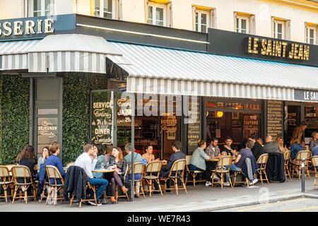 Francia, Parigi, quartiere di Montmartre, cafe in Rue des Abbesses, Le Saint Jean cafe Foto Stock