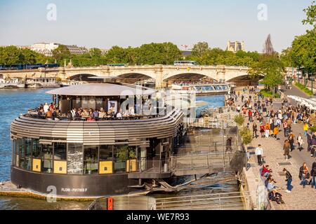 Francia, Parigi, zona elencata come patrimonio mondiale dall' UNESCO, le nuove banche, la chiatta il flusso Foto Stock